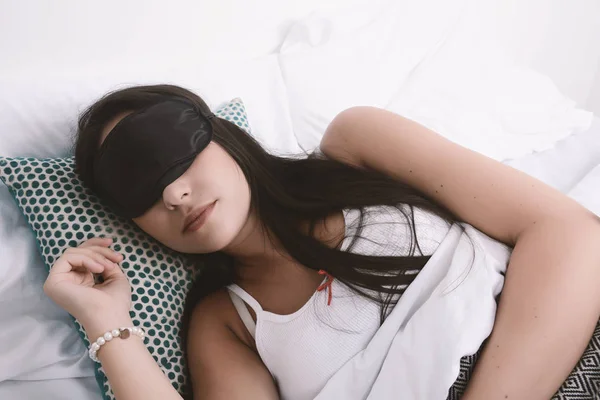 Femme dormant avec masque pour les yeux . — Photo