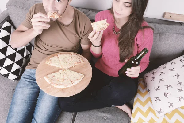 Coppia bere birra e mangiare pizza . — Foto Stock