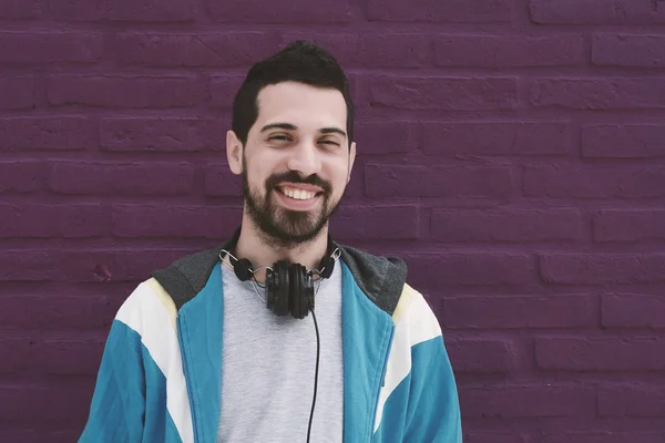 Hombre latino escuchando música con auriculares . — Foto de Stock