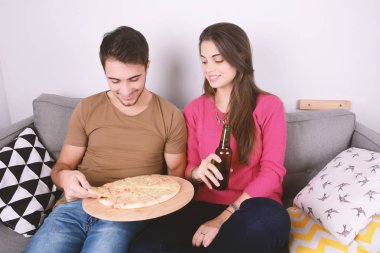 Kaç bira içme ve pizza yemek.