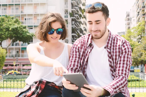 Paar nutzt digitales Tablet. — Stockfoto