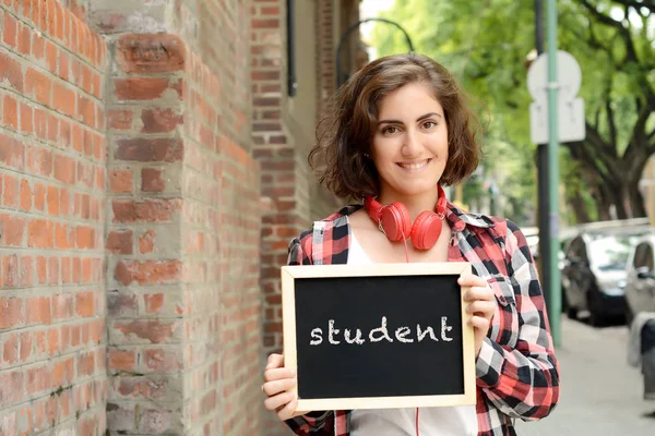 Mujer sosteniendo pizarra con "Estudiante ". — Foto de Stock