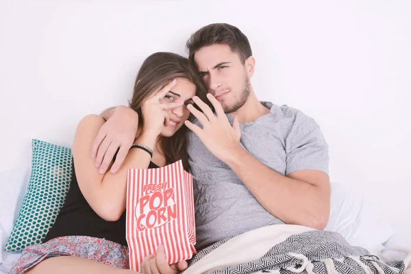 Pareja viendo películas en la cama . — Foto de Stock