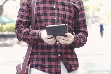 Latin delikanlı tablet kullanma