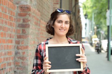 kadın holding yazı tahtası.