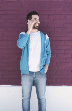 Latin adamın telefonunu yazarak.