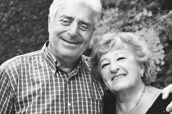 An elderly couple outdoors. — Stock Photo, Image