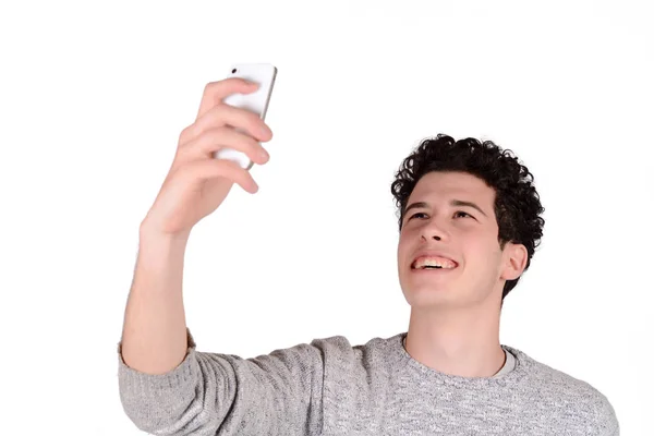 Uomo scattare selfie con smartphone . — Foto Stock
