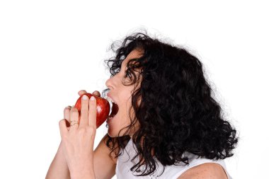 Kadın elma yiyor..