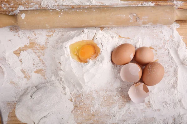 Ein Teig mit Eiern und Utensilien. — Stockfoto