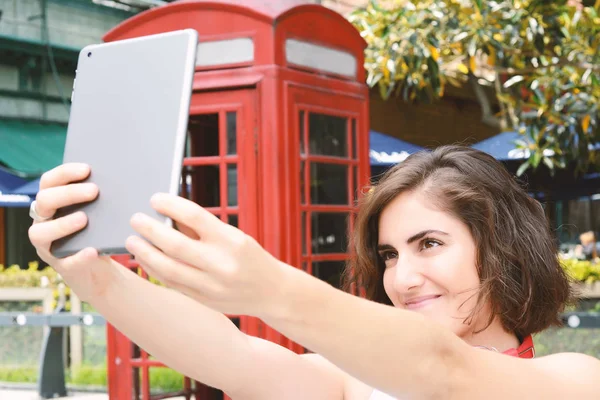 Νεαρή γυναίκα λήψη selfie με το tablet. — Φωτογραφία Αρχείου