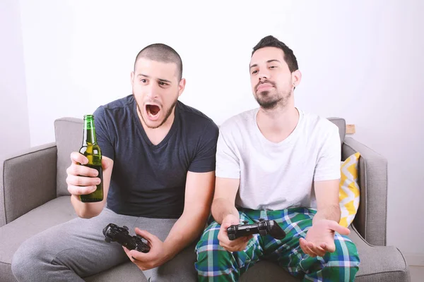 Freunde spielen Videospiele auf der Couch. — Stockfoto