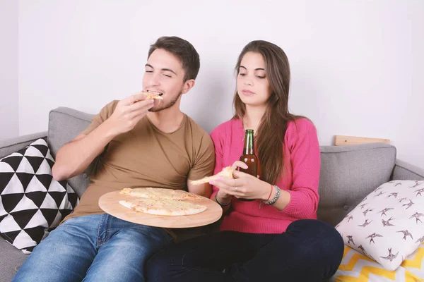 Par dricka öl och äta pizza. — Stockfoto