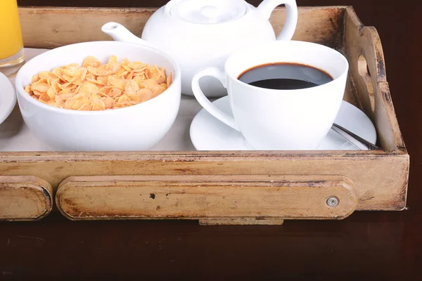 Frukostbricka med kaffe, apelsinjuice och spannmål. — Stockfoto