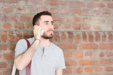 Latince adam telefonda konuşurken