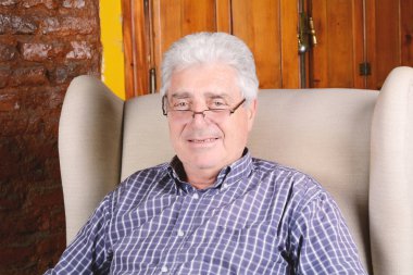 koltukta oturan yaşlı adam.