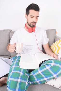 Genç adam çalışıyor..