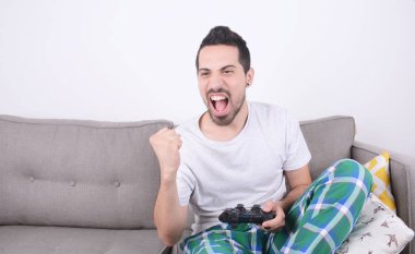 video oyunları oynarken adam.
