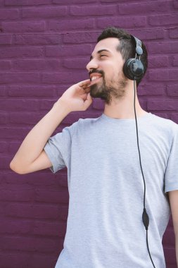 Latince adam kulaklık ile müzik dinleme.