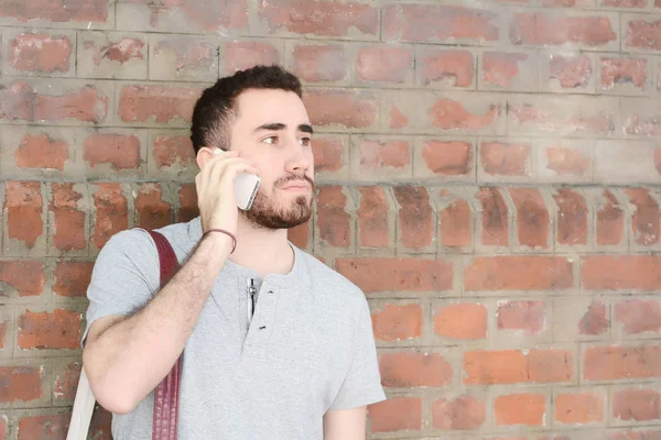 Latince adam telefonda konuşurken