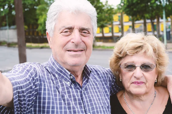 Old couple taking selfie. — Stock Photo, Image