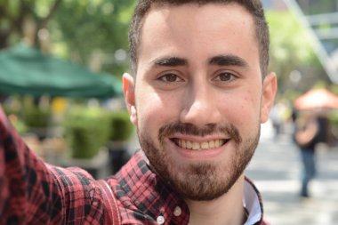 Adam selfie çekiyor..