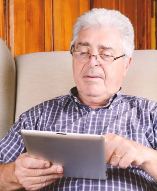 Yaşlı adam tablet kullanma.