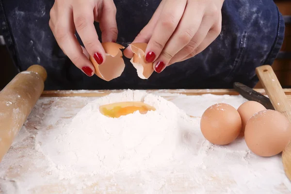 Frau bricht ein Ei. — Stockfoto