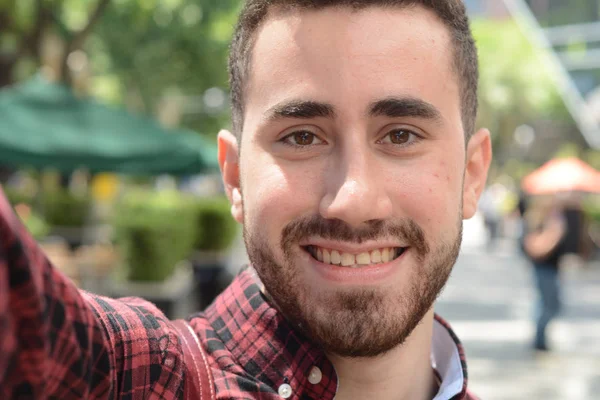 Adam selfie çekiyor..