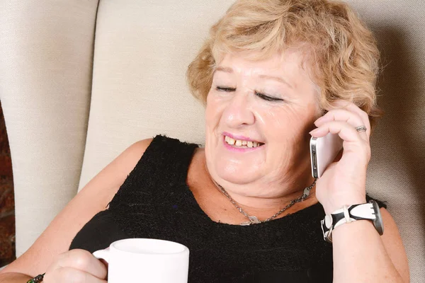 Idős asszony beszél telefonon. — Stock Fotó