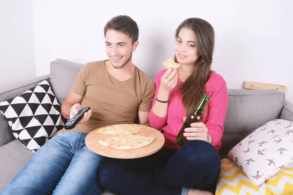 Yeme çift ve tv seyretmek.