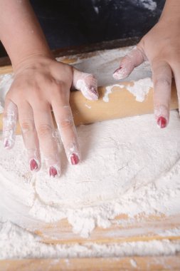 Hamuru merdane ile haddeleme kadın.