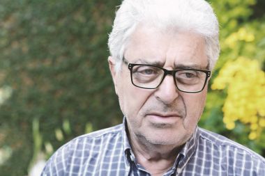 Dışında oturan yaşlı bir adam.