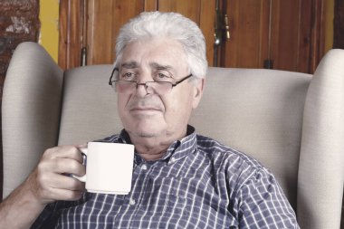 Yaşlı adam kahve içme.