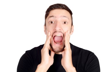 genç adam bağırıyor.