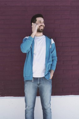 Latince adam telefonda konuşurken