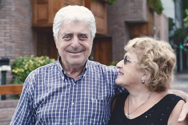 An elderly couple outdoors. — Stock Photo, Image