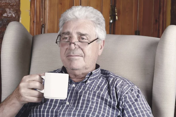 Yaşlı adam kahve içme.