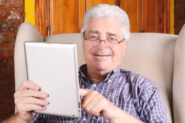 Yaşlı adam tablet kullanma.