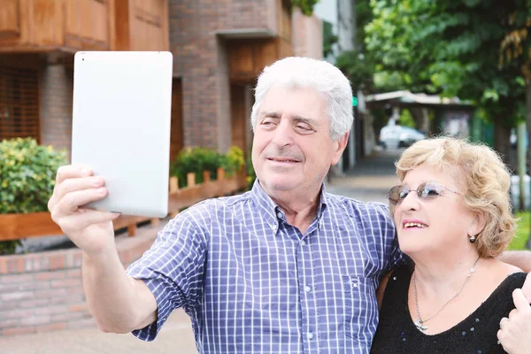 Old couple taking selfie with tablet. — Stock Photo, Image