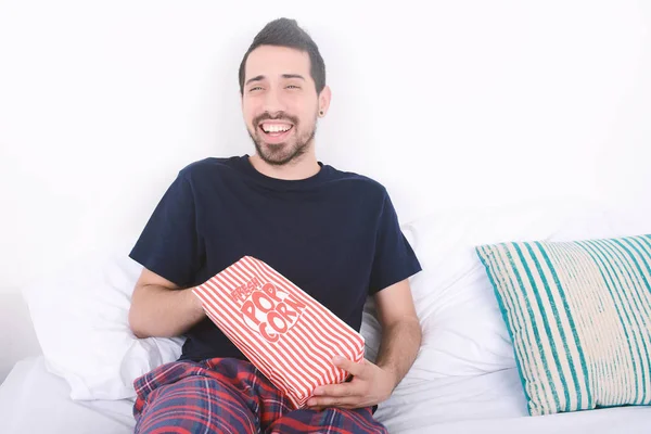 Człowiek jedzenie popcorn i oglądania filmów. — Zdjęcie stockowe