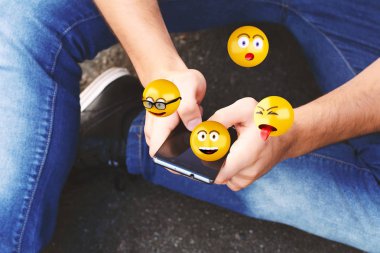 Emojis gönderme smartphone kullanan adam.