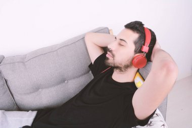 adam kanepede müzik dinleme.