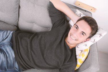 Adam kanepede yatıyor..