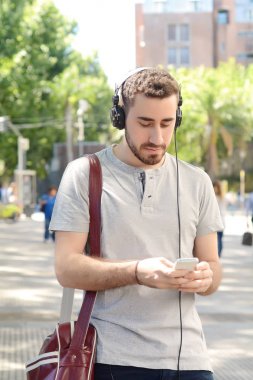 Telefonunu yazarak adam.