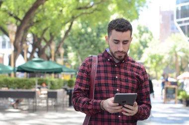 Dijital tablet kullanan adam.