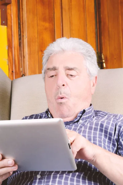 Yaşlı adam tablet kullanma.