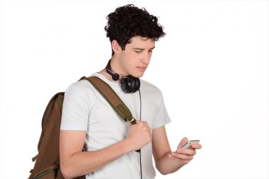 Adam sırt çantası ve smartphone.