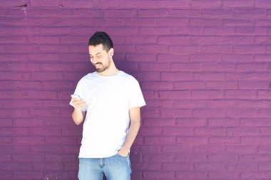 Latin adamın telefonunu yazarak.