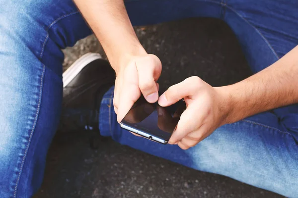 Hombre usando su teléfono inteligente — Foto de Stock